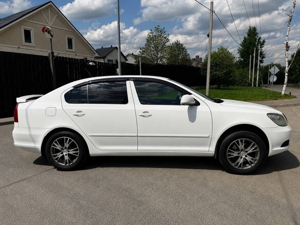 2013 Skoda Octavia II (A5) Рестайлинг, белый, 750000 рублей - вид 3