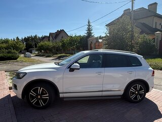 2013 Volkswagen Touareg II, белый, 1650000 рублей, вид 2