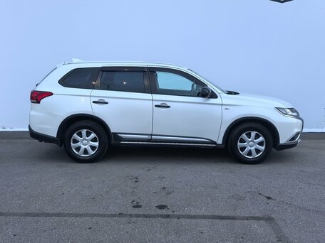 2017 Mitsubishi Outlander III Рестайлинг 2, белый, 1420000 рублей, вид 3