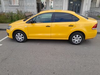 2015 Volkswagen Polo V Рестайлинг, жёлтый, 450000 рублей, вид 4
