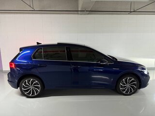 2023 Volkswagen Golf VIII, синий, 2300777 рублей, вид 3