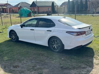 2020 Toyota Camry VIII (XV70), белый, 2850000 рублей, вид 3