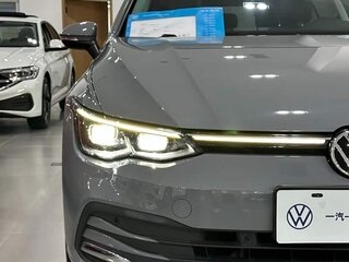 2022 Volkswagen Golf VIII, серый, 1585000 рублей, вид 4