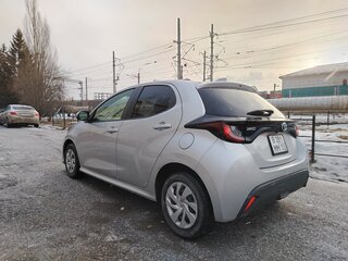 2021 Toyota Yaris IV, серебристый, 1450000 рублей, вид 3