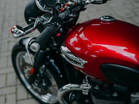 2019 Triumph Bonneville T100, красный, 750000 рублей, вид 5