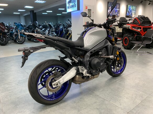 2023 Yamaha MT-09 (FZ-09), серебристый, 1113000 рублей - вид 5