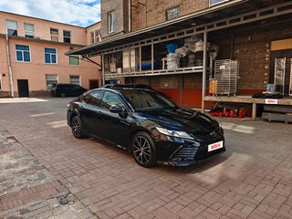 2022 Toyota Camry VIII (XV70) Рестайлинг, чёрный, 3800000 рублей, вид 2