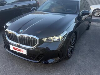 2026 BMW 5 серии 530i xDrive VIII (G60/G61/G68), синий, 9200000 рублей, вид 1