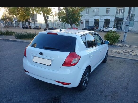 2011 Kia Ceed I Рестайлинг, белый, 680000 рублей - вид 1