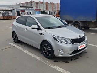 2014 Kia Rio 6-speed III, серебристый, 850000 рублей, вид 2