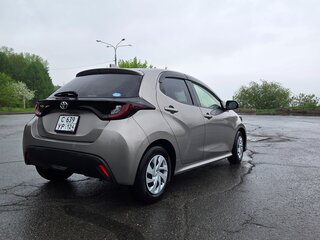2020 Toyota Yaris IV, коричневый, 1520000 рублей, вид 4