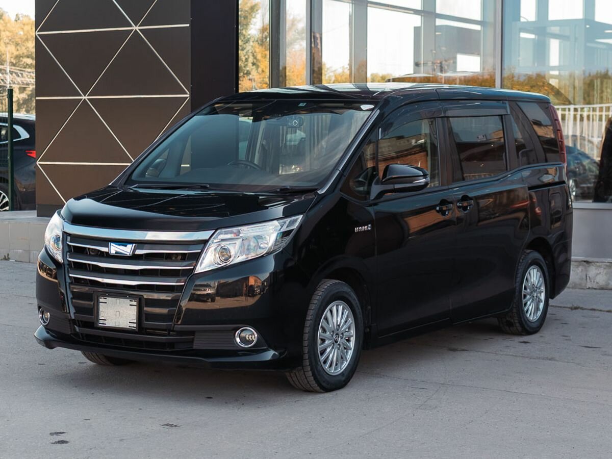 Открыть фотографии: Toyota Noah III (R80)