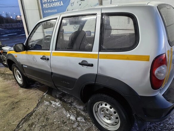 2010 Chevrolet Niva I Рестайлинг, серебристый, 330000 рублей - вид 4