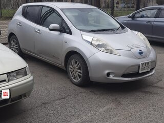 2011 Nissan Leaf I (ZE0/AZE0), серебристый, 680000 рублей, вид 2