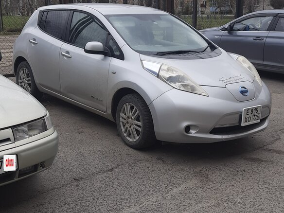 2011 Nissan Leaf (EM61) I (ZE0/AZE0), серебристый, 660000 рублей - вид 1