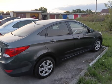 2013 Hyundai Solaris I, чёрный, 730000 рублей, вид 4