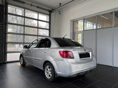 2010 Kia Rio II Рестайлинг, серебристый, 450000 рублей, вид 4