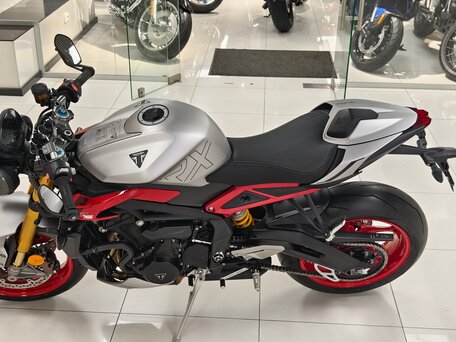 2026 Triumph Street Triple, серый, 1580000 рублей, вид 2