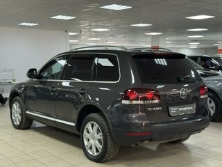 2010 Volkswagen Touareg I Рестайлинг, серый, 945000 рублей, вид 4
