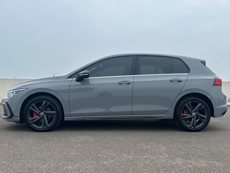 2024 Volkswagen Golf VIII, серый, 2686000 рублей, вид 2