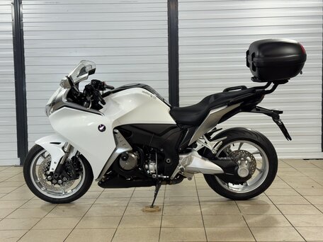 2010 Honda VFR 1200, белый, 895000 рублей, вид 4