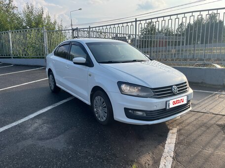 2016 Volkswagen Polo V Рестайлинг, белый, 550000 рублей, вид 2