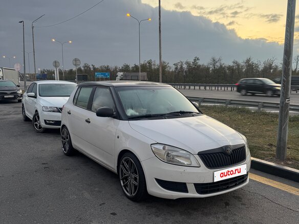 2010 Skoda Fabia II Рестайлинг, белый, 400000 рублей - вид 5