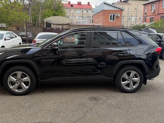 2021 Toyota RAV4 V (XA50), чёрный, 4005000 рублей, вид 4