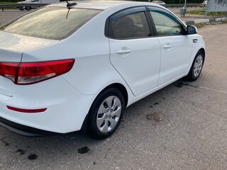 2017 Kia Rio III Рестайлинг, белый, 900000 рублей, вид 4