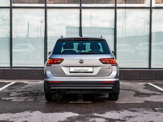 2017 Volkswagen Tiguan II, серебристый, 1990000 рублей, вид 4