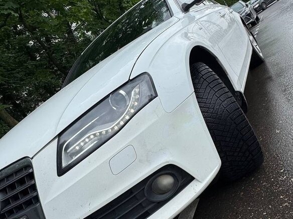2011 Audi A4 IV (B8), белый - вид 2