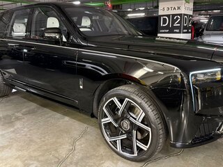 2026 Rolls-Royce Cullinan Black Badge I Рестайлинг (Series II), чёрный, 73670000 рублей, вид 2