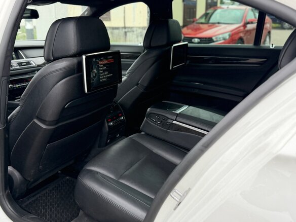 2013 BMW 7 серии 740d xDrive V (F01/F02/F04) Рестайлинг, белый, 2088000 рублей - вид 12