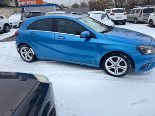 2013 Mercedes-Benz A-Класс 180 III (W176), синий, 1350000 рублей, вид 3