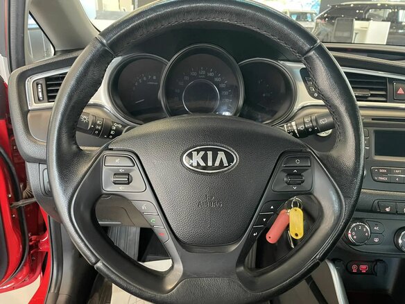 2017 Kia Ceed II Рестайлинг, красный, 1100000 рублей - вид 17