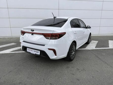2017 Kia Rio III Рестайлинг, белый, 1090000 рублей, вид 5