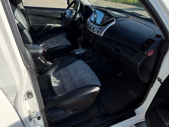 2014 Mitsubishi L200 IV Рестайлинг, белый, 1800000 рублей - вид 5