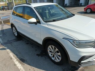 2021 Volkswagen Tiguan II Рестайлинг, белый, 1790000 рублей, вид 1
