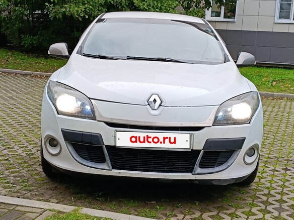 2012 Renault Megane III Рестайлинг, белый, 690000 рублей - вид 2