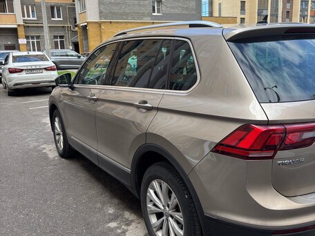 2018 Volkswagen Tiguan II, бежевый, 2100000 рублей, вид 4