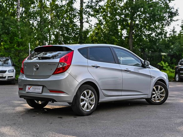 2014 Hyundai Solaris I Рестайлинг, серебристый - вид 1