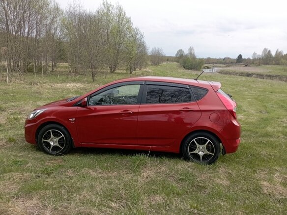 2012 Hyundai Solaris I, красный, 800000 рублей - вид 2