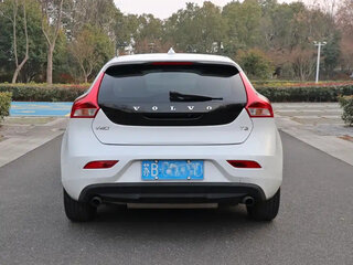 2018 Volvo V40 II Рестайлинг, белый, 1380000 рублей, вид 4