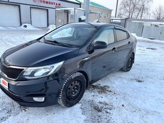 2016 Kia Rio III Рестайлинг, чёрный, 940000 рублей, вид 2