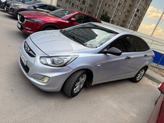 2013 Hyundai Solaris I, серебристый, 650000 рублей, вид 2