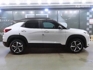 2023 Chevrolet TrailBlazer III Рестайлинг, белый, 2010000 рублей, вид 2