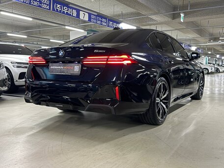 2026 BMW 5 серии 530i xDrive VIII (G60/G61/G68), синий, 7640000 рублей, вид 2