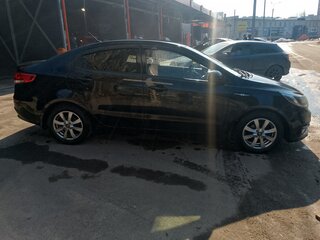 2015 Kia Rio III Рестайлинг, чёрный, 870000 рублей, вид 2