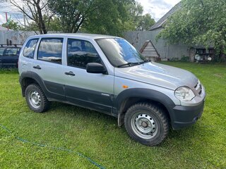 2010 Chevrolet Niva I Рестайлинг, серебристый, 330000 рублей, вид 3