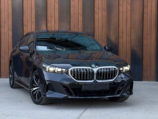 2025 BMW 5 серии 530i xDrive VIII (G60/G61/G68), серый, 7600000 рублей, вид 4